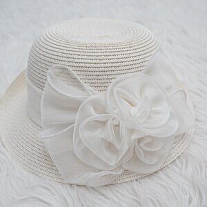 Elegant Women's Hat with Floral Bow – Off-White